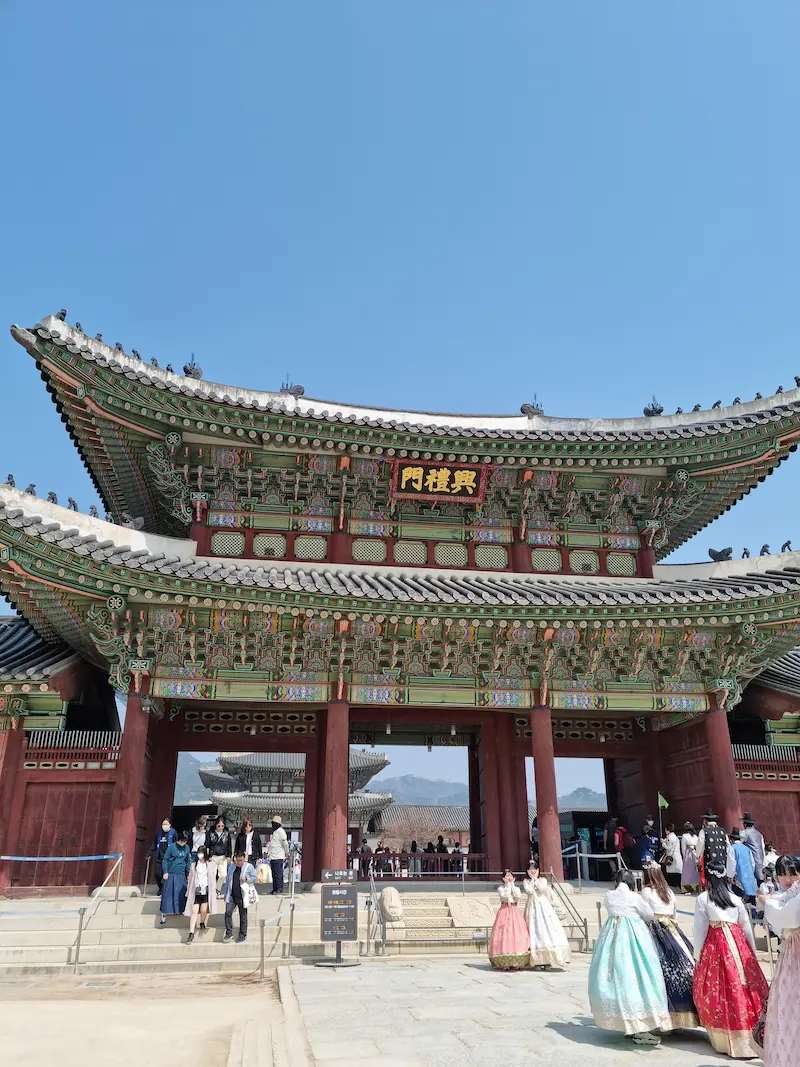 Location de hanbok devant le palais Gyeongbokgung à Séoul