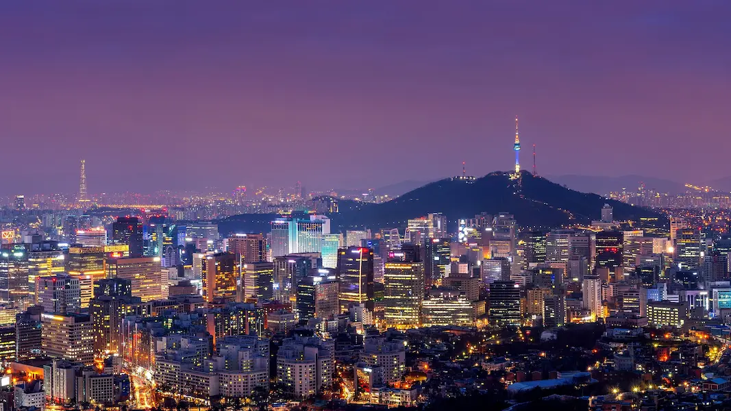 Skyline illuminée de Séoul avec la N Seoul Tower au coucher du soleil